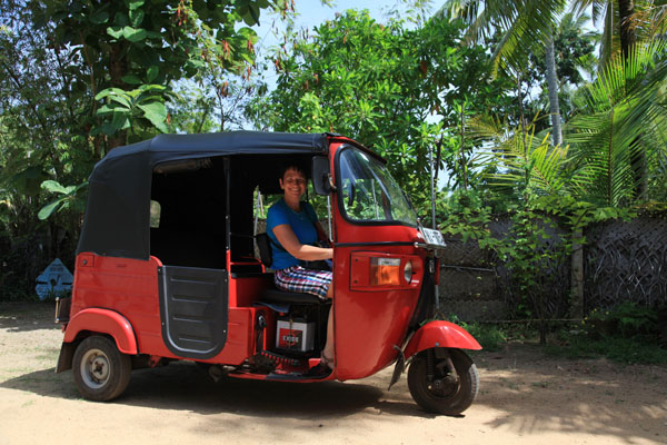 Gina in een Tuc-Tuc